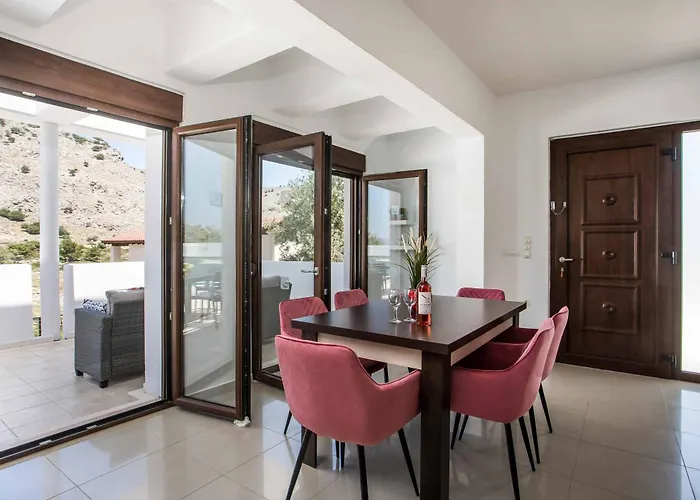 Aggelina Pefkos Vilă *