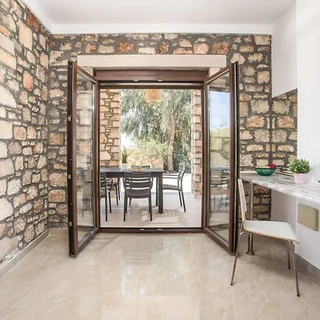 Aggelina Pefkos Pefki